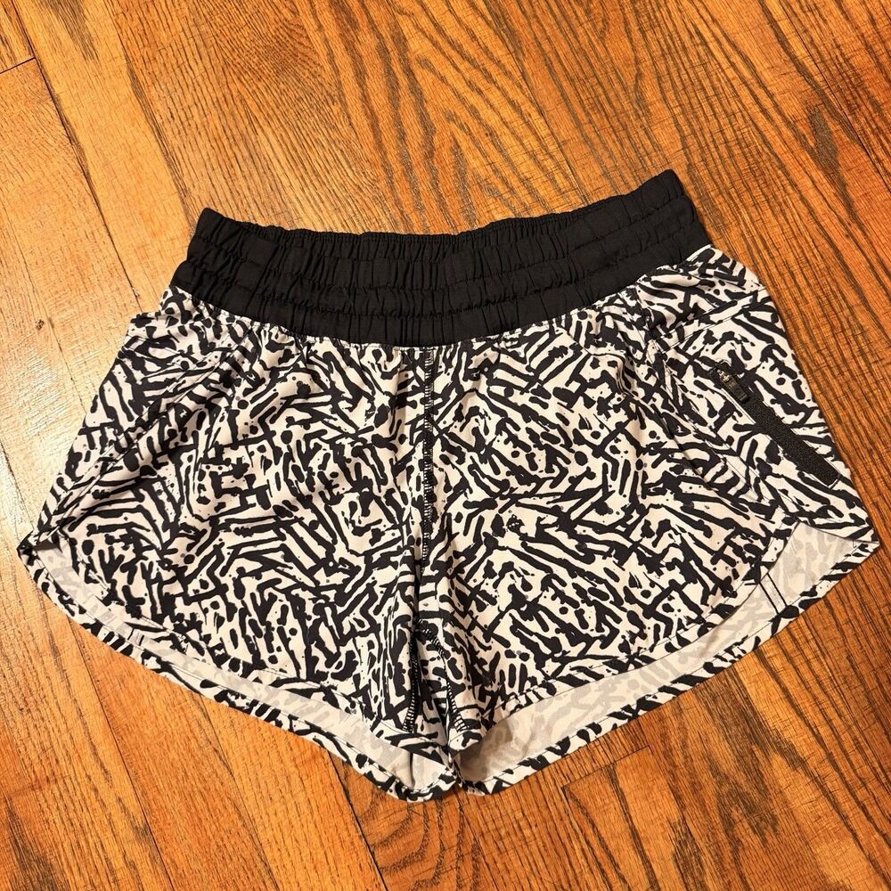 Lululemon Hotty Hot Shorts Womens 6 Formation Alpine Black White 4" Linerless